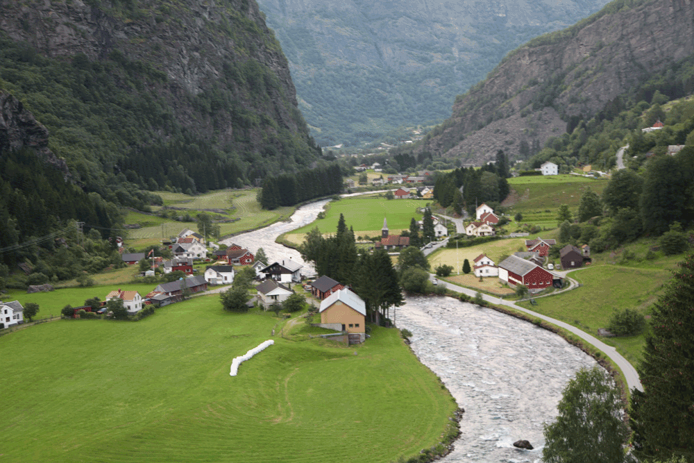 Bygd med elv og fjell rundt